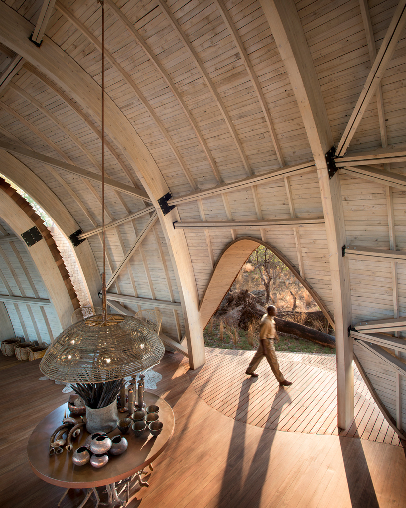nicholas-plewman-architects-sandibe-okavango-safari-lodge-designboom-07