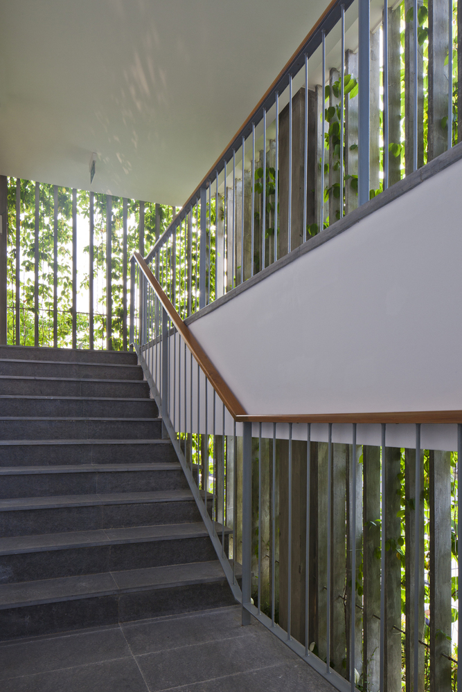 09_staircase-with-green-facade