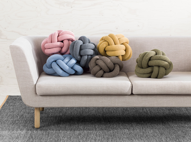 knot-cushions