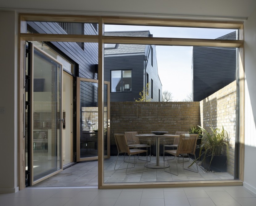 Alison-Brooks-Architects-_-Newhall-Be-_-Harlow-Essex-_-Photo-Courtyard-Houses-Interior-Exterior-830x670