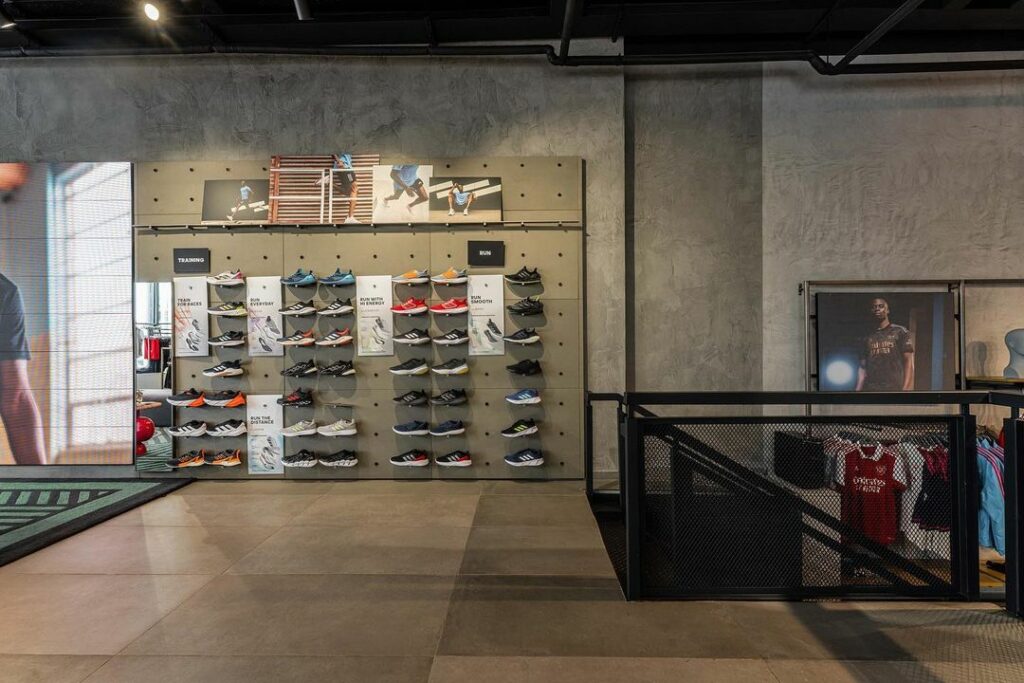 Vista interna da loja principal da Adidas projetada por Teal Harmony Designs