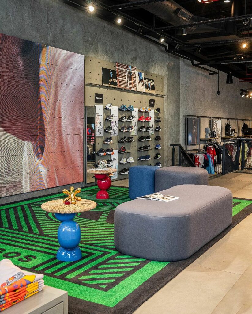 Área lounge na loja principal da Adidas projetada por Teal Harmony Designs