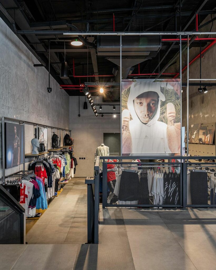 Vista interna da loja principal da Adidas projetada por Teal Harmony Designs