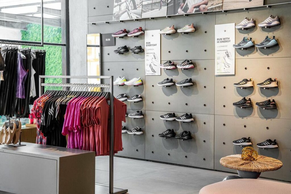 Apresentação do produto na loja principal da Adidas, projetada por Teal Harmony Designs