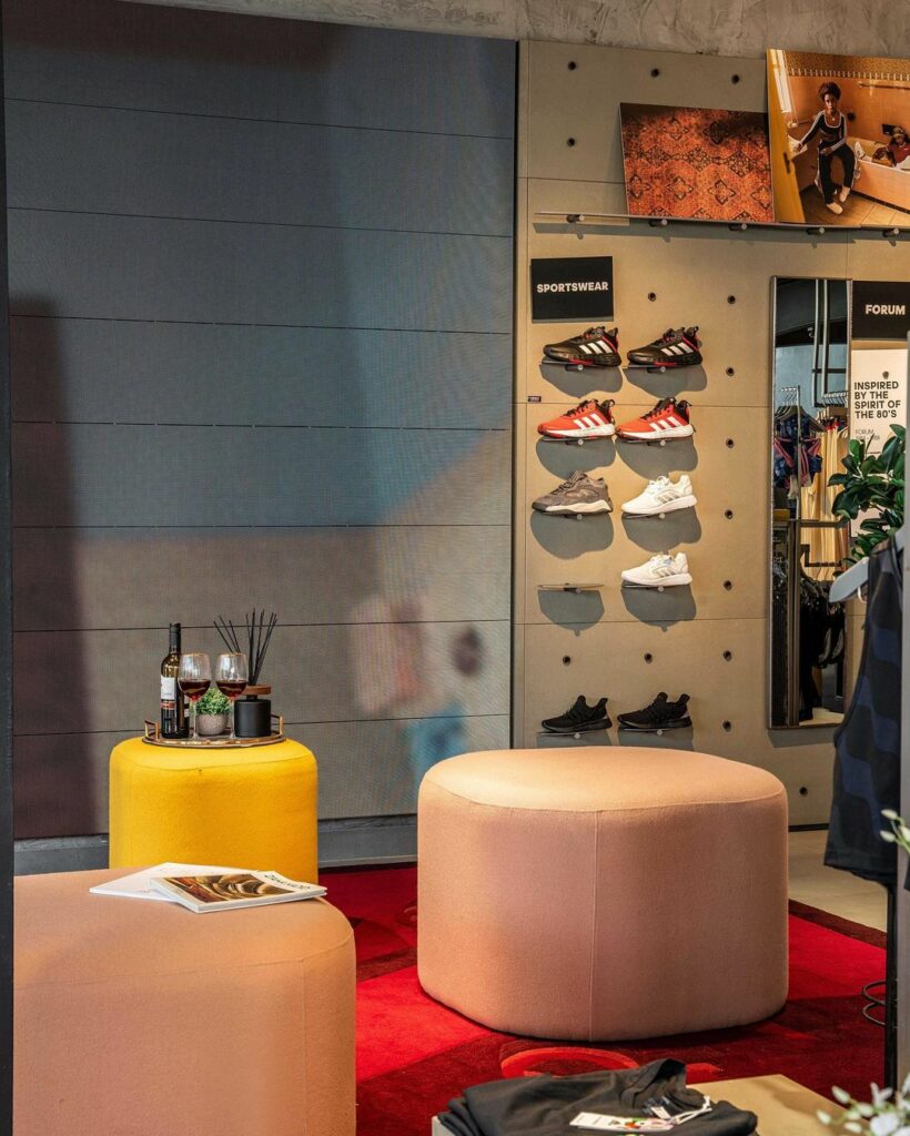Área lounge na loja principal da Adidas projetada por Teal Harmony Designs