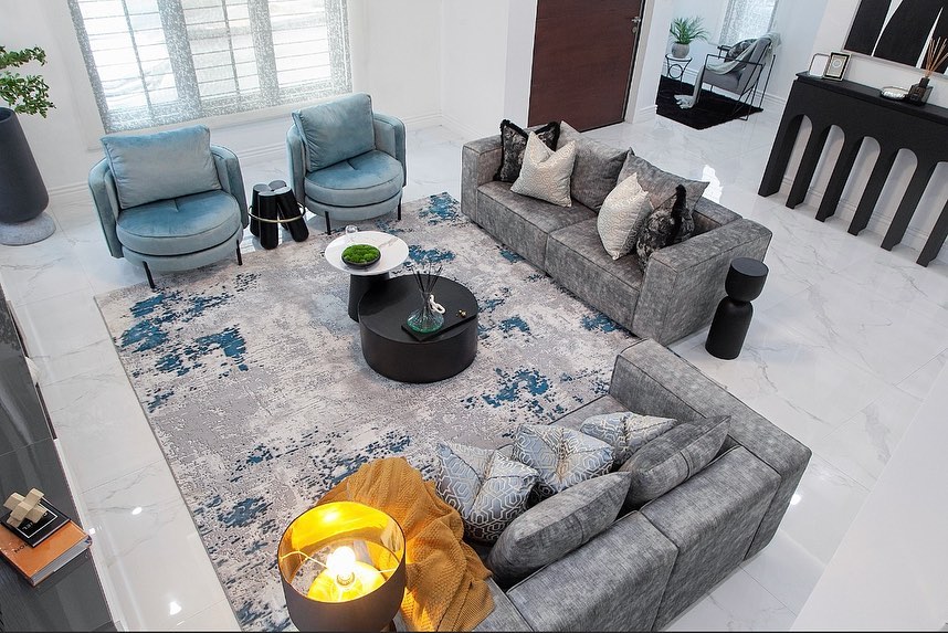 View of Living Room Design by Uloh Lifestyl showing media wall