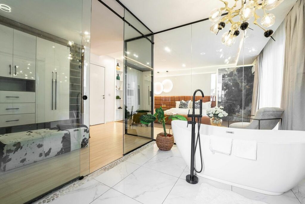 Glass-enclosed bathroom in Ensuite Bedroom By Serdamol Interior Decoration