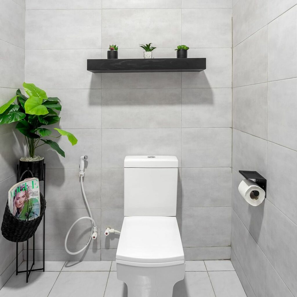 WC area in Grey and Black bathroom by Icora Home