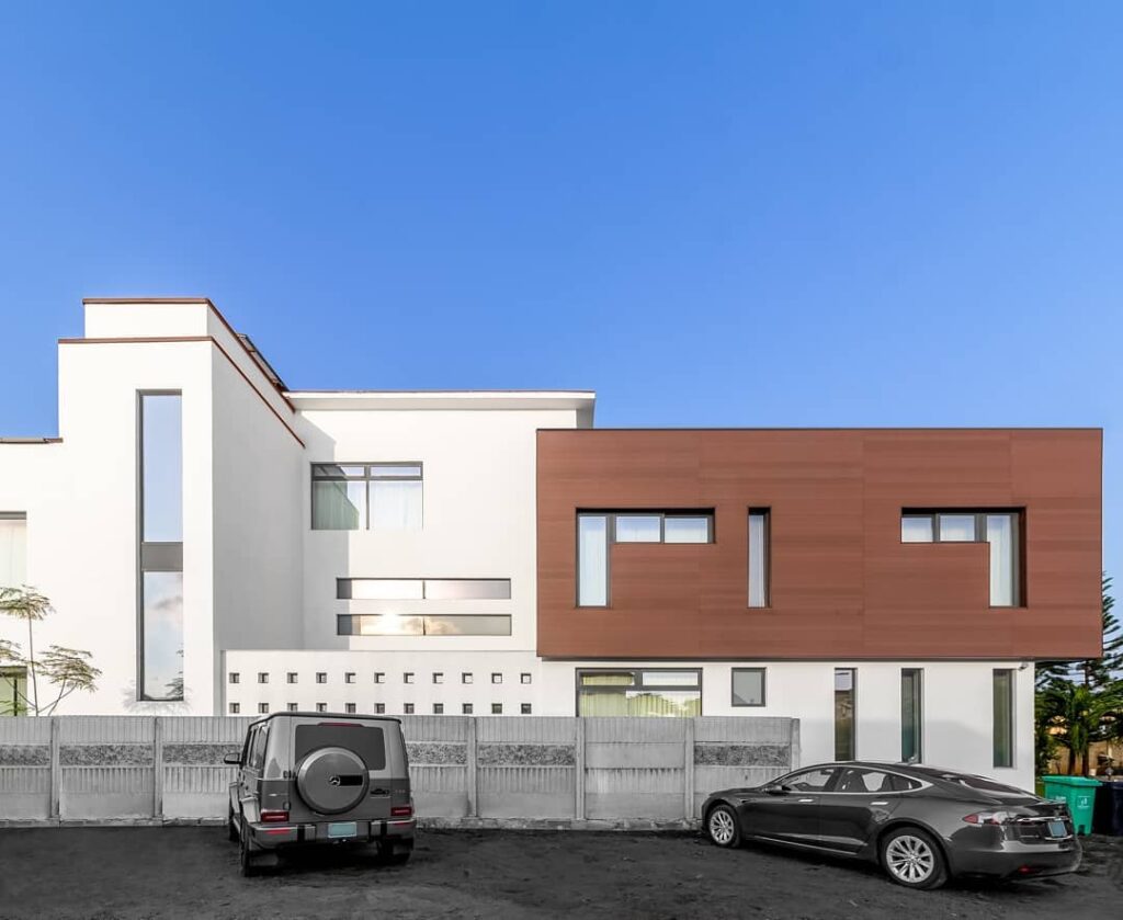 Exterior view of  minimalist home in Lagos By Idlewoods Limited