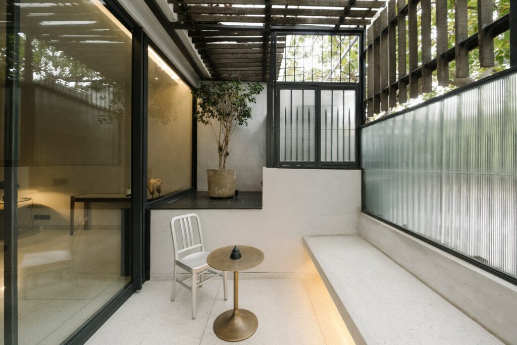Siri Haus: A Historic Home Renovation in India that Redefines Warm Minimalism