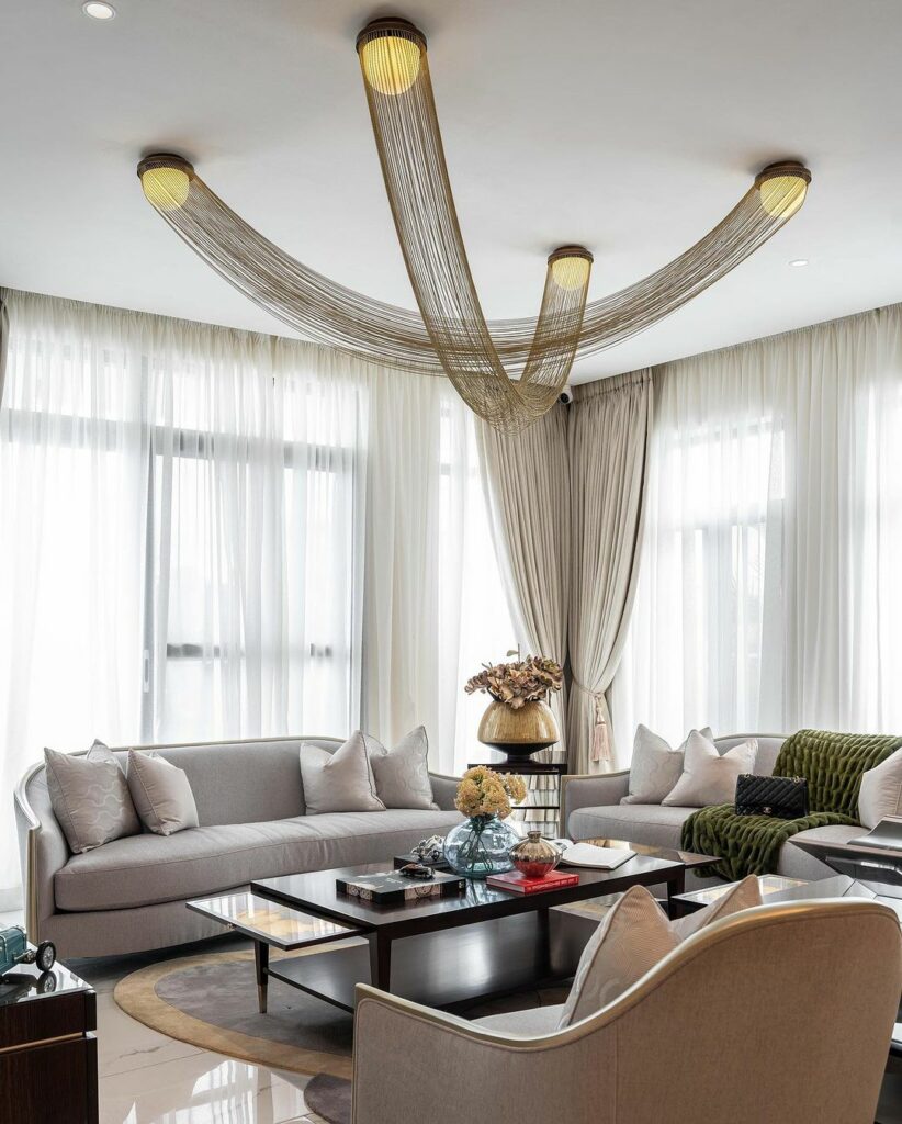 Dynamic chandelier in the Modern Classic Living Area By Design By C.  Williams