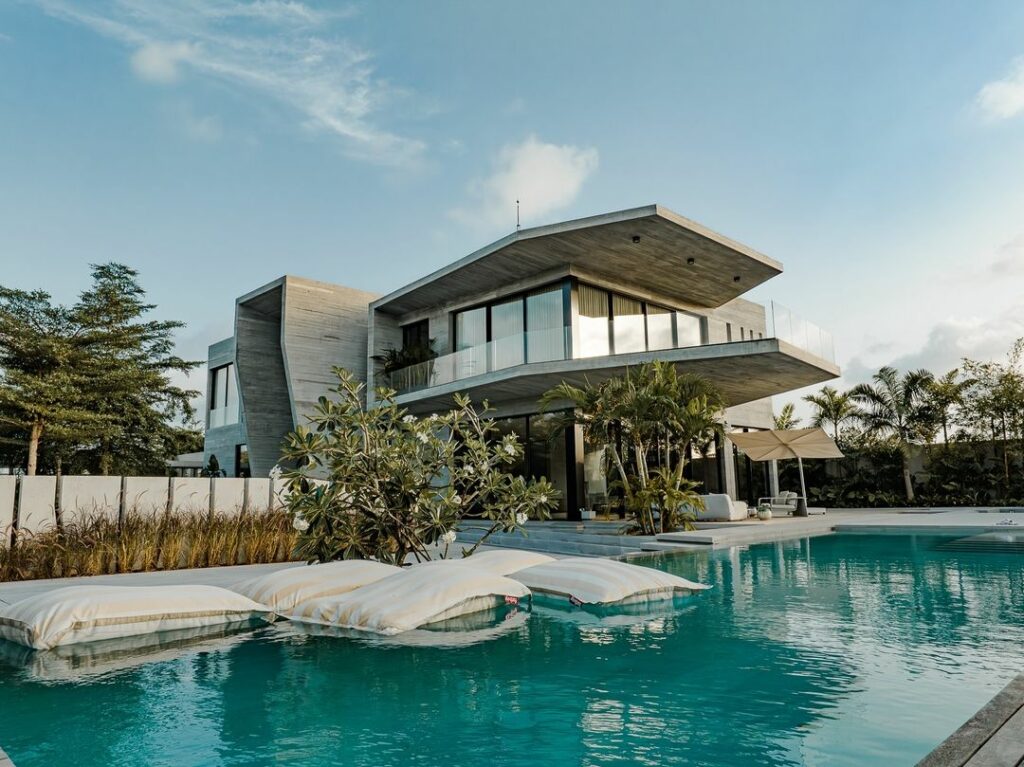 Spectacular Luxury Home In Abidjan By Atelier M-Raud.
