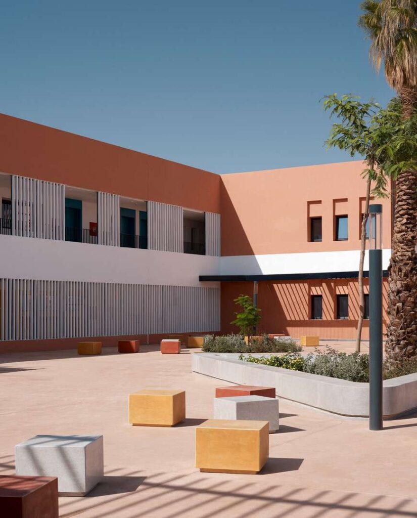 Exterior image showing courtyard in Jacques Majorelle School by Zarchitecture Studio