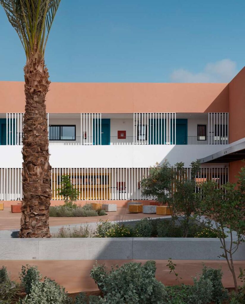Image of courtyard in Jacques Majorelle School by Zarchitecture Studio