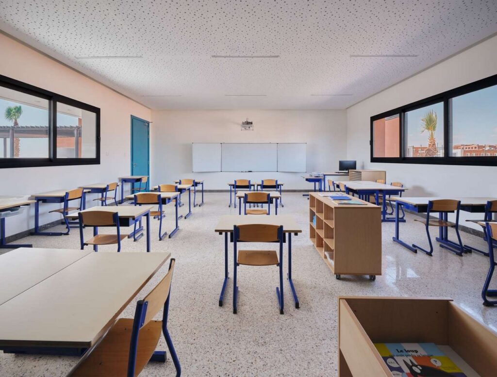 Interior image of classroom in Jacques Majorelle School by Zarchitecture Studio.